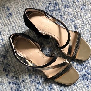 Gold & Black Vince Camuto sandal 👡